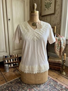 Vintage 90s Hummingbird Lace Trim Blouse Cream V-Neck Boho Cottagecore Top